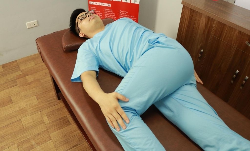 Supine rotation (nằm xoay hông)-giãn cơ chủ động thắt lưng