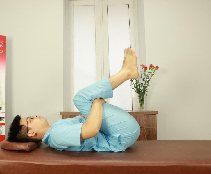 Supine flexion (doupble knee to chest) (gấp đầu gối lên ngực)-giãn cơ chủ động thắt lưng