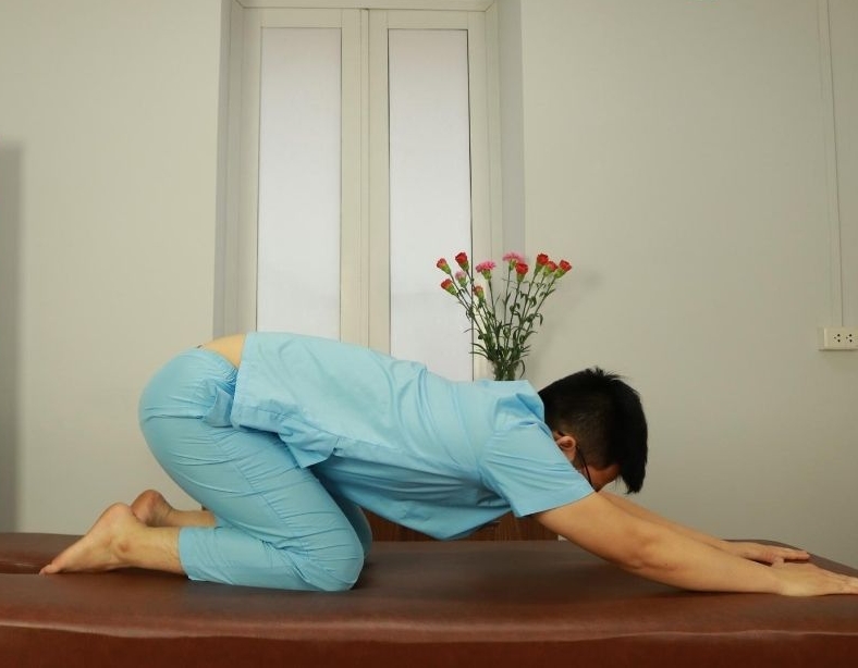 Quadruped flexion (child’s pose) (tư thế của trẻ em)