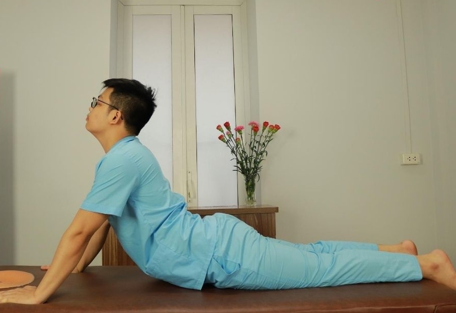 Prone extension on Hands (mở rộng trên tay)