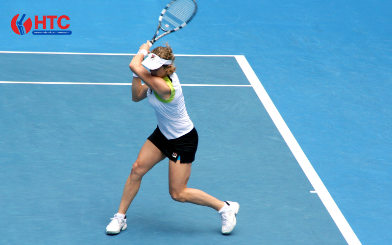 Đau cổ tay do chơi tennis